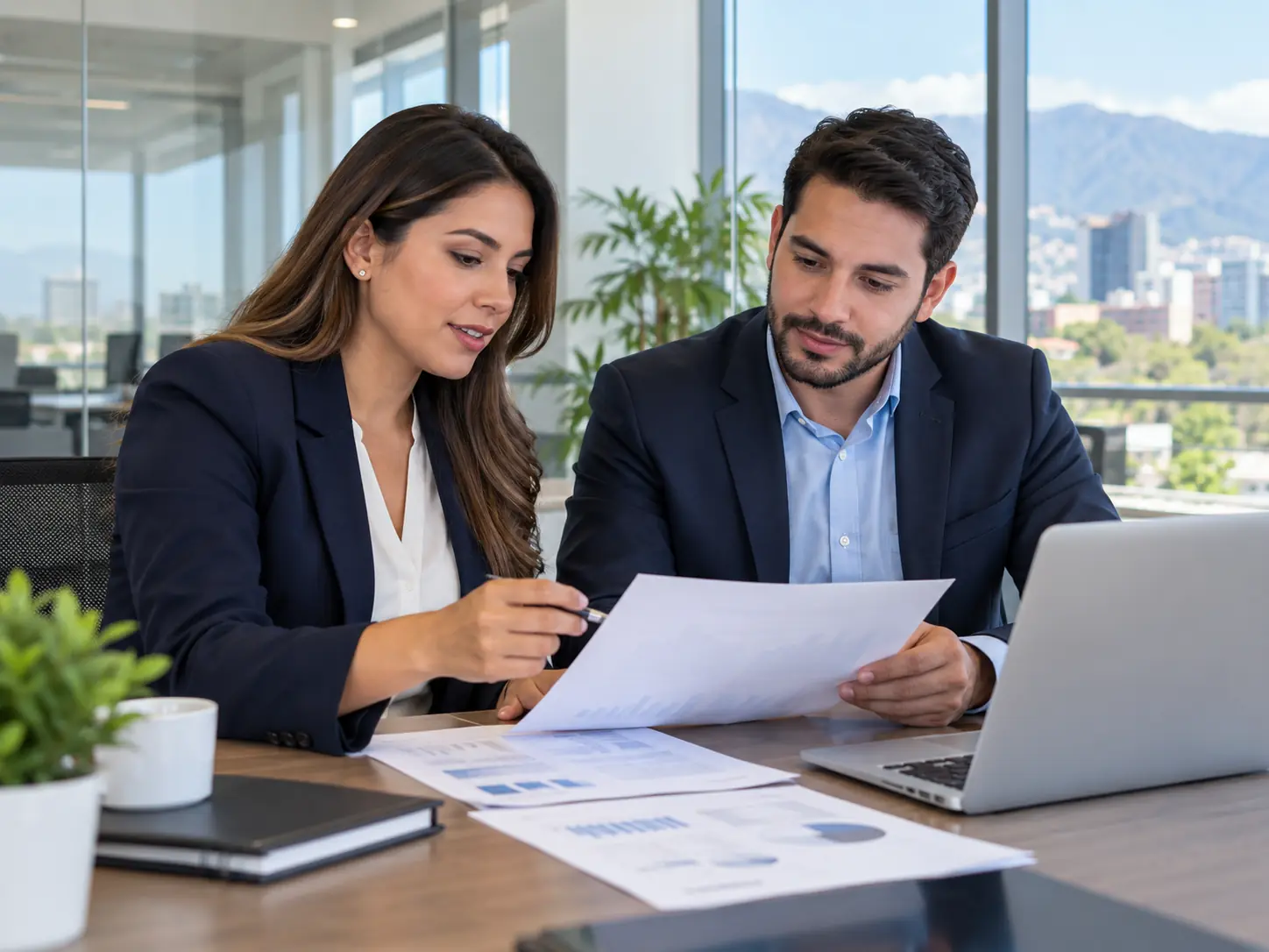 Profesionales revisando documentos de una empresa